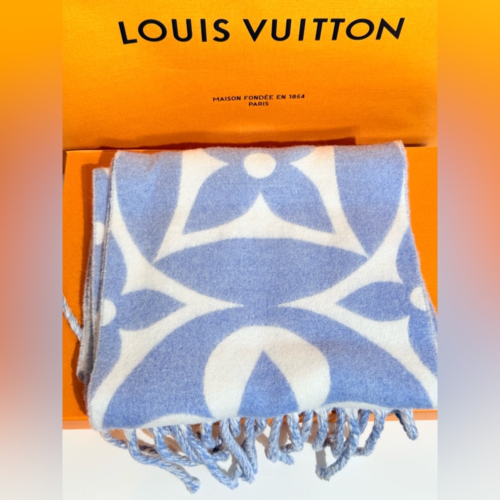 LV Medallion Scarf